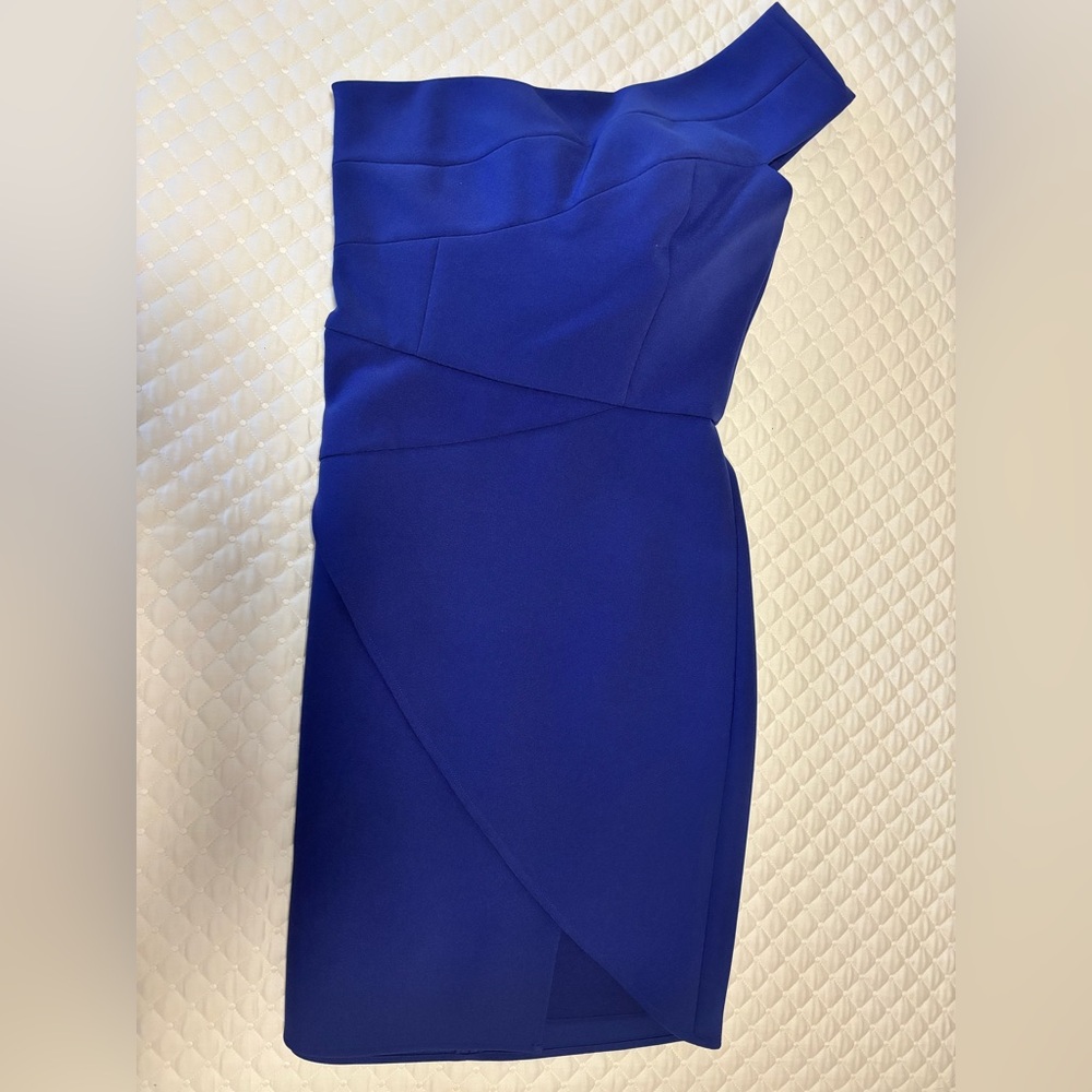 Cocktail dress
Brand new
Hugs the body